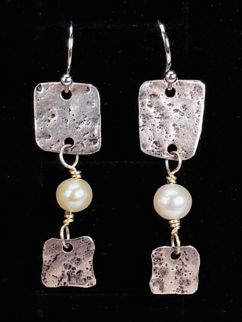 Vintage lightweight hammered silvertone faux pearl wire wrapped pierced earrings